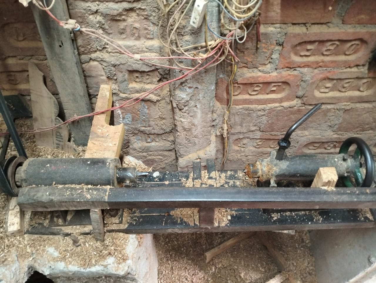 Manual wood turning machine
